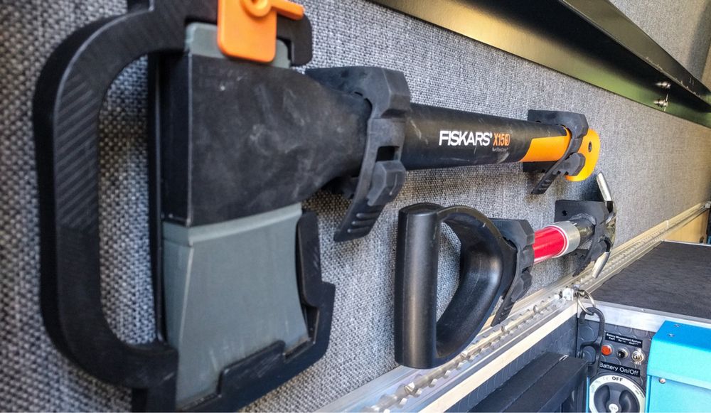 Кріплення Quick Fist Оriginal на MOLLE панель для зброї,  AR лопат, сокир Fiskars та іншого інструменту