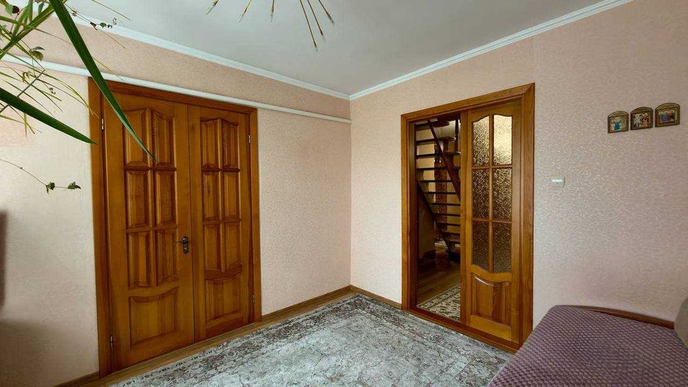 Продам будинок біля центру міста з ремонтом, гаражем та 15 сотками