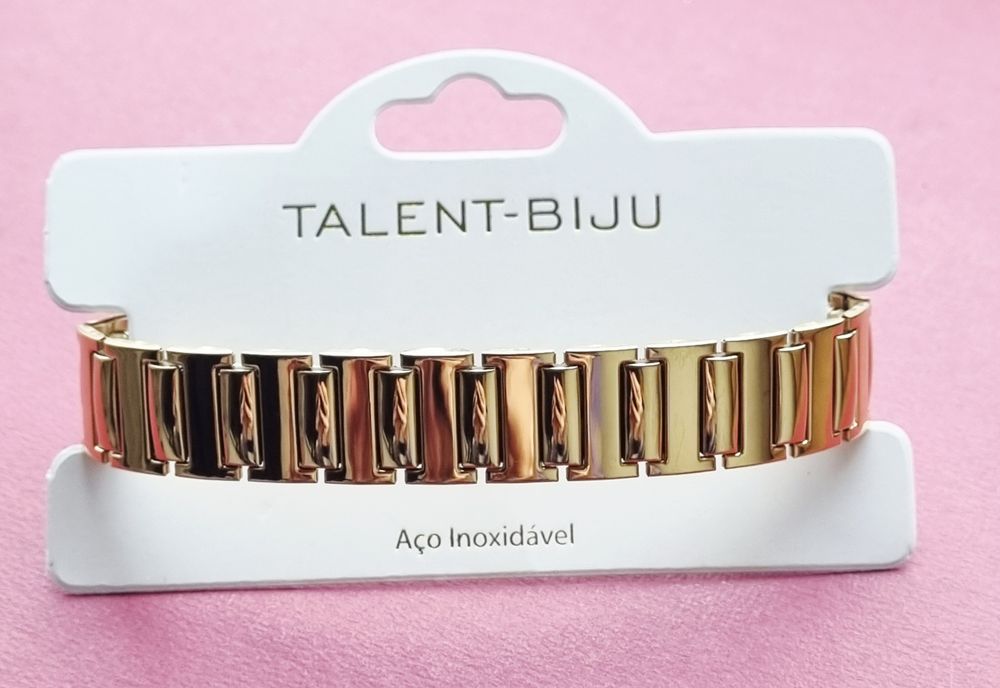 Pulseira elástica, dourada, em aço inoxidável.