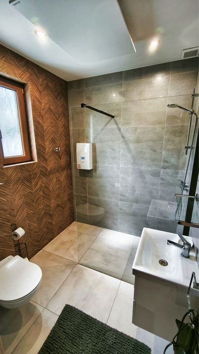 Domek w górach, nad jeziorem