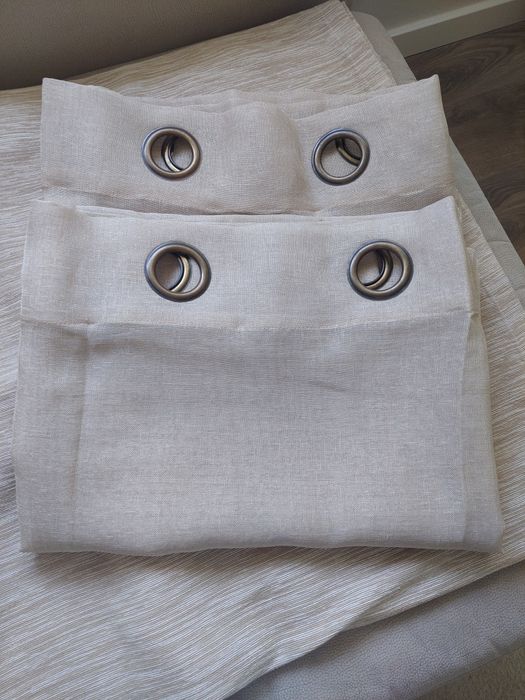 4 cortinas e 2 almofadas