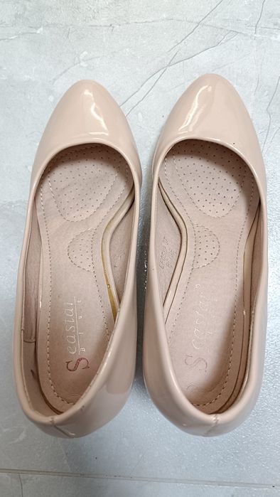 Buty beżowe lakierki 37