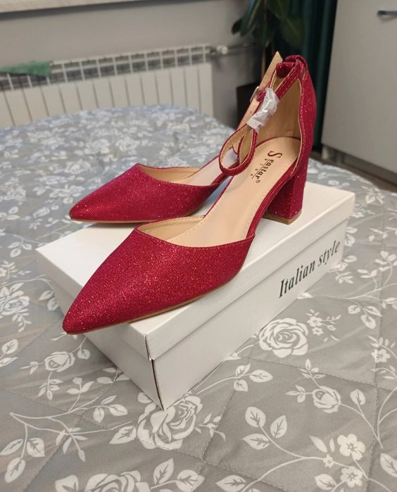 Brokatowe czółenka na slupku