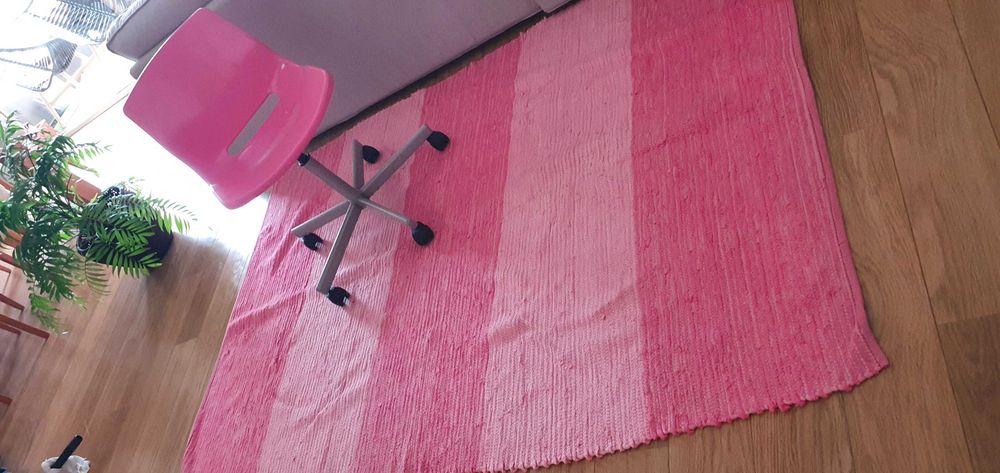 Conjunto cadeira + tapete rosa 1,40 × 2,00