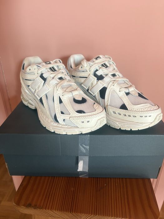 New Balance 1906R dots