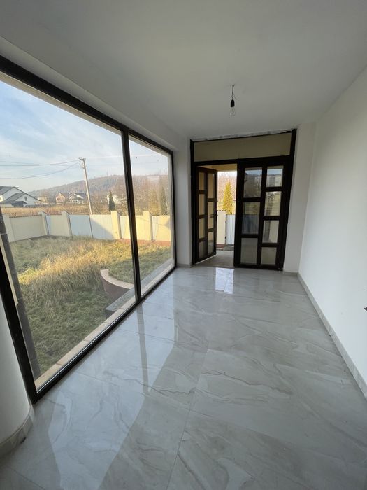 Продається сучасний двоповерховий будинок з великим підвалом