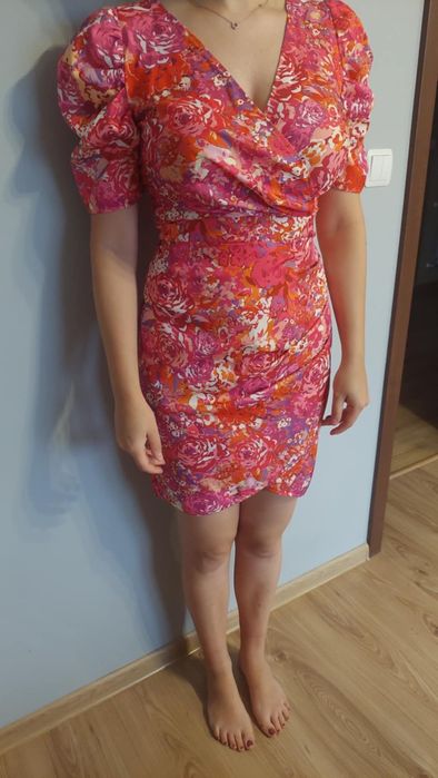 Różowa sukienka w kwiaty