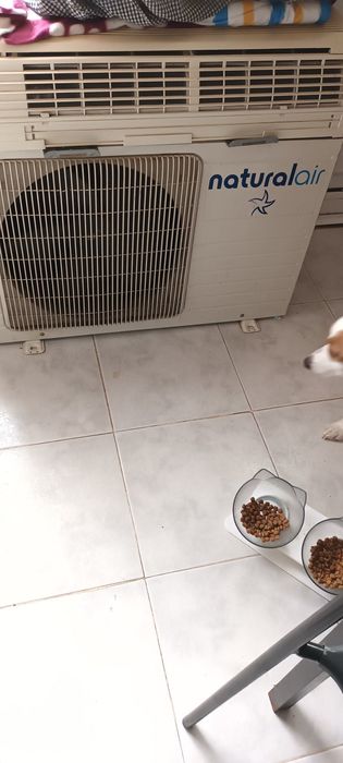 Ar condicionado em bom estado  retirado de uma pastelaria