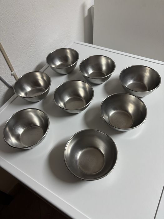 Oito tigelas de inox