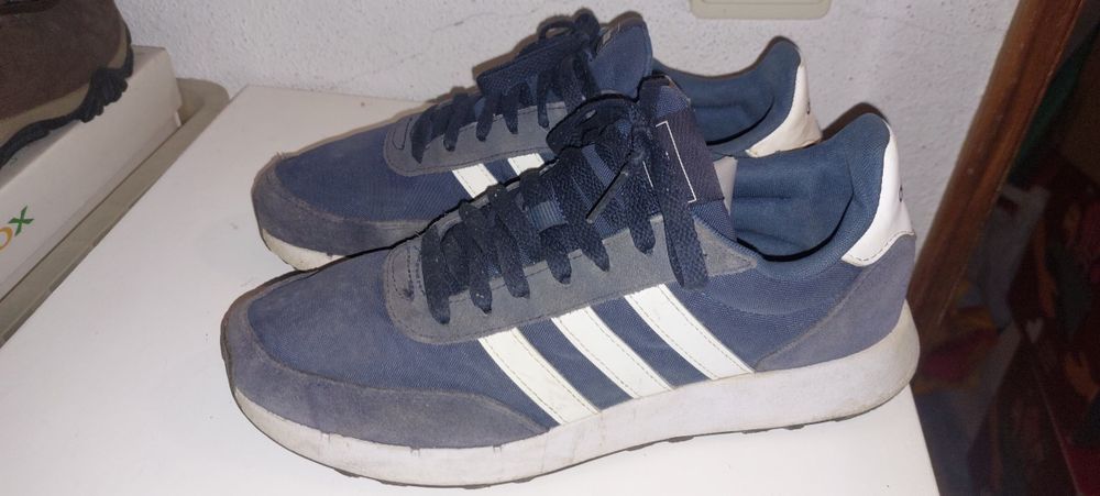 Tenis Adidas N° 42   Usado em bom estado Entrego Alfragide e Benfica