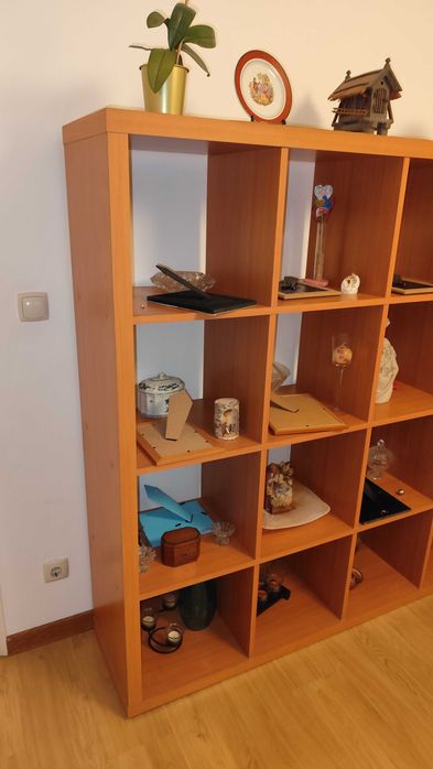 Estante de cubos em madeira – moderna e espaçosa