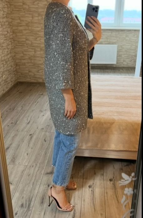 Сіре легке коротке жіноче пальто