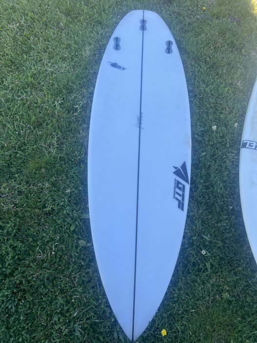 Prancha de surf em otimas condicoes quase nova