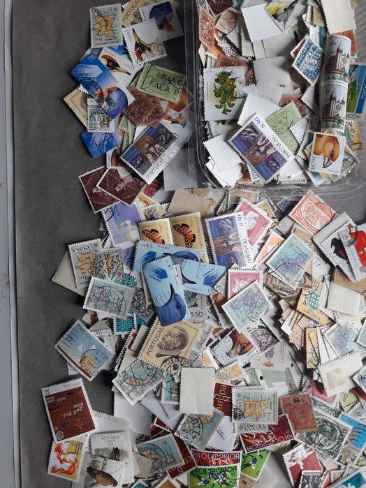 Caixa de mais de 2000 selos Portugal e Colónias