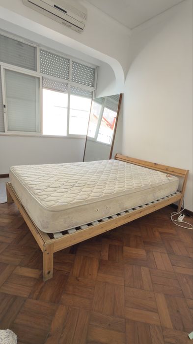 Cama de casal em madeira maciça com colchalão 140x195