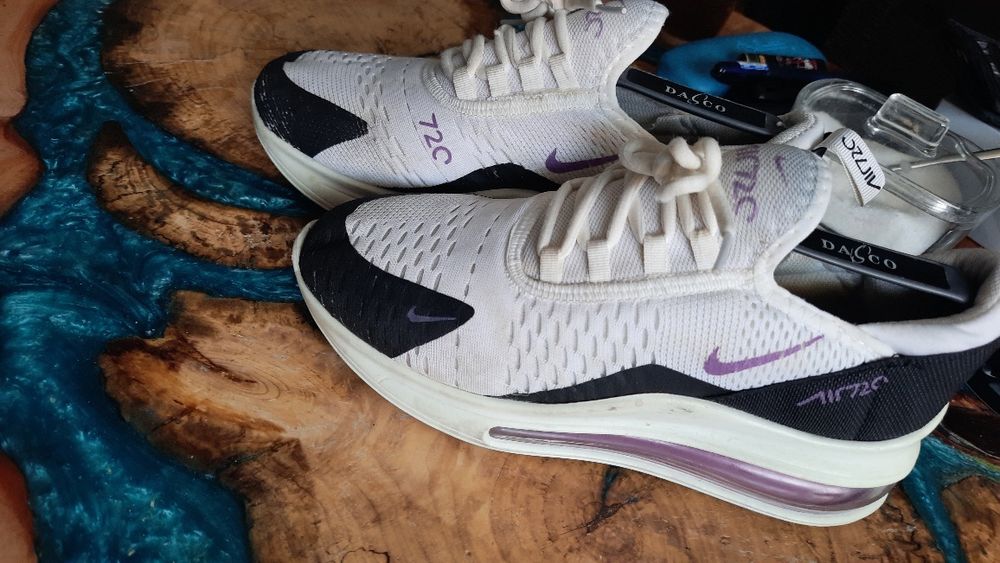 Buty sportowe firmy NIKE model 720 air