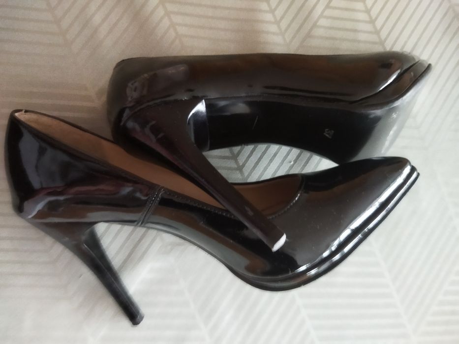 Czarne lakierowane szpilki 37