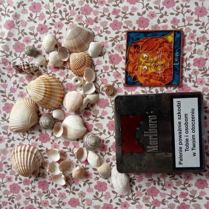Muszle zawieszka witraż lew zodiak puszka marlboro