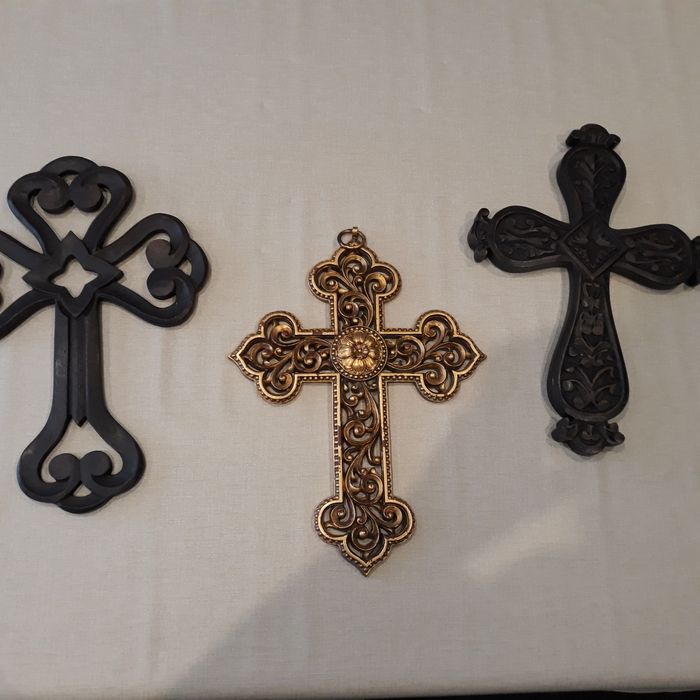 Cruz dourada e de madeira parede