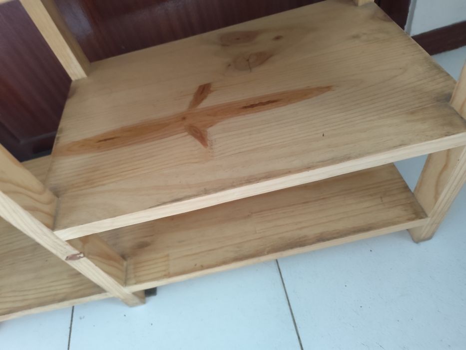 Sapateira em madeira com almofada