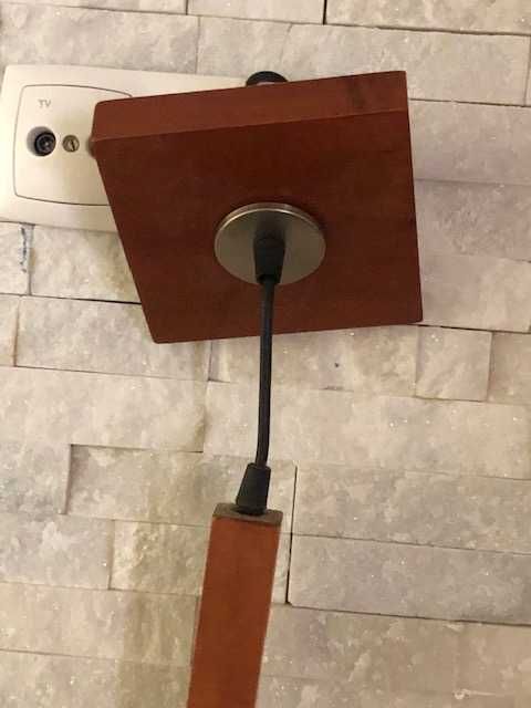 Candeeiro de teto em madeira