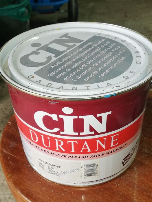 Vendo lata de tinta de esmalte cinzento