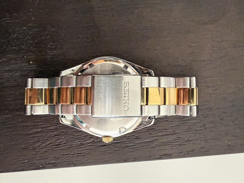 SEIKO – Bicolor, mostrador branco, dia/data