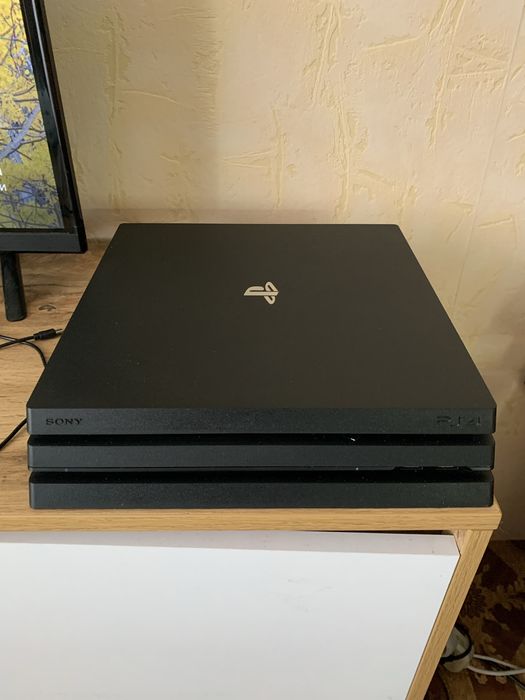 Продам PS 4 Pro в отличном состоянии