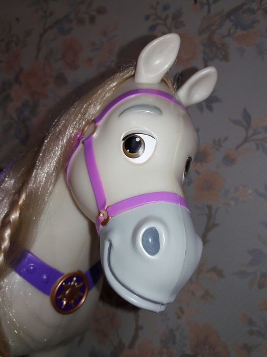 Лошадь, конь Максимус из мультфильма Рапунцель.