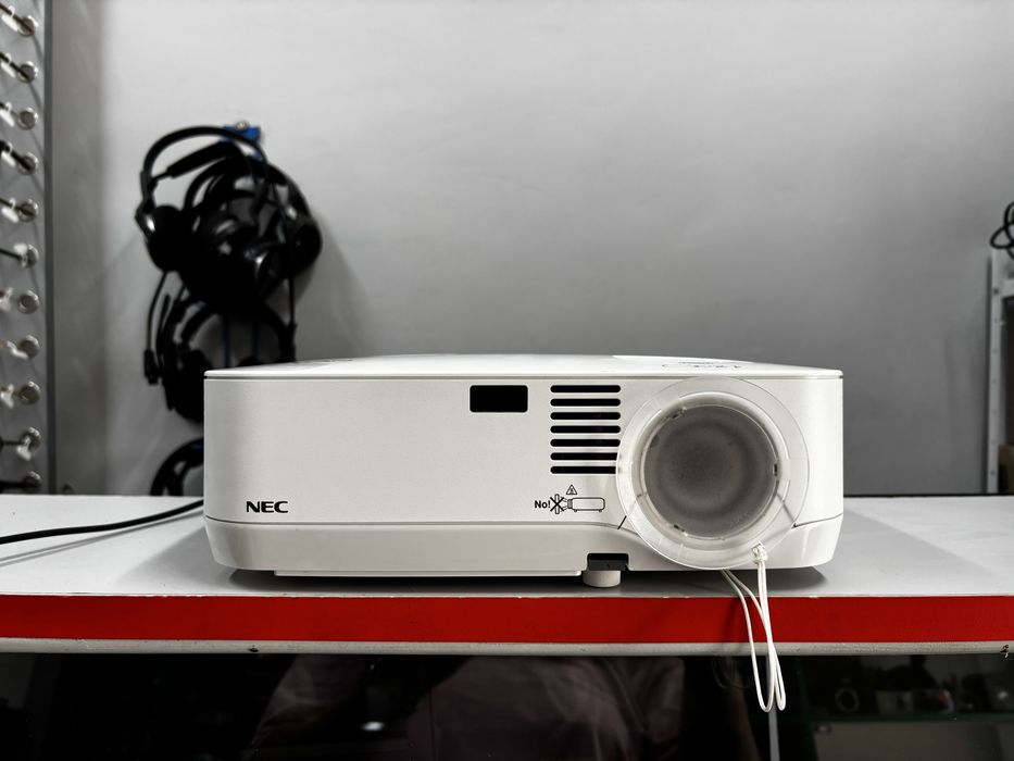 LCD-проектор NEC NP410G.Нова лампа,залишок ресурсу 96%