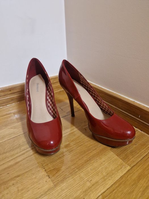 Salto alto vermelho verniz