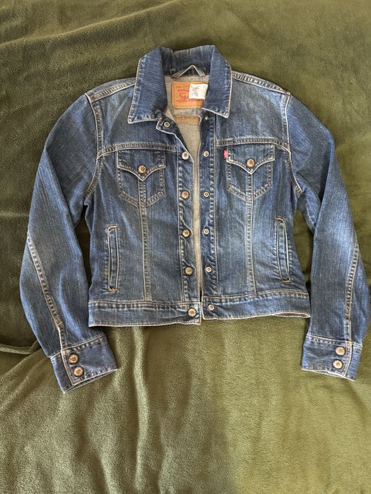 жіночя джинсова куртка levis strauss на кнопках , розмір S