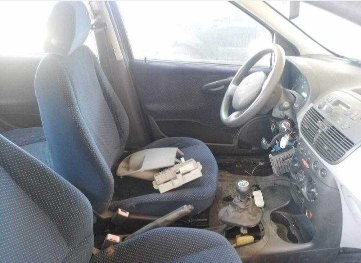 Para Peças Fiat Punto 80 1.2 16V de 2000 com 80CV com boa mecânica