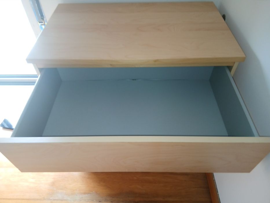 Mesa comoda, camiseiro ikea