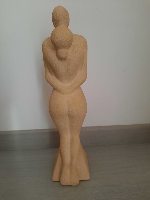 Escultura em pedra abraço beijo casal