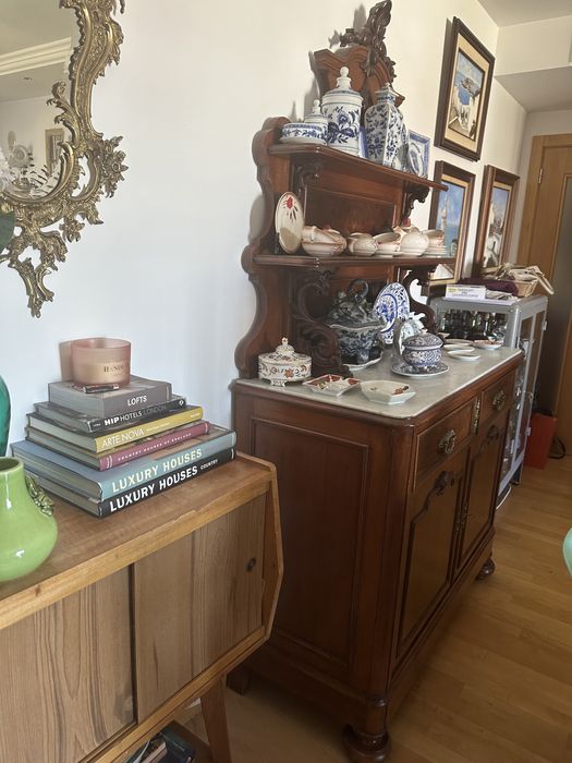 Móvel com alçado em madeira e mármore.