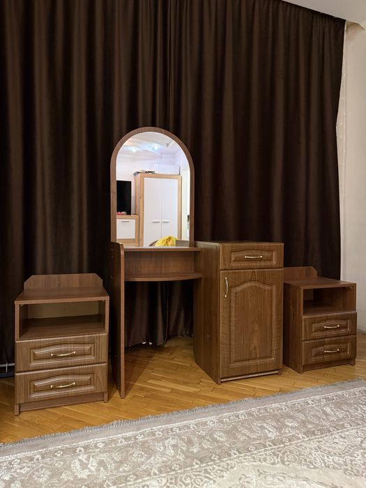 Дзеркало, тумба, приліжкові тумби з шухлядами.