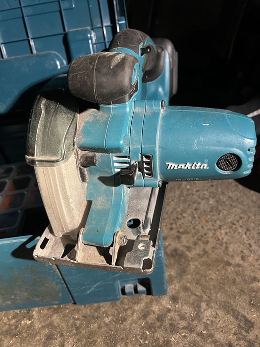 Дисковая пила Makita DCS 552
