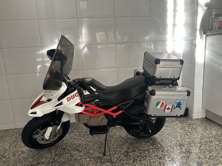 Mota de passeio Ducati em excelente estado! Inclui rodinhas