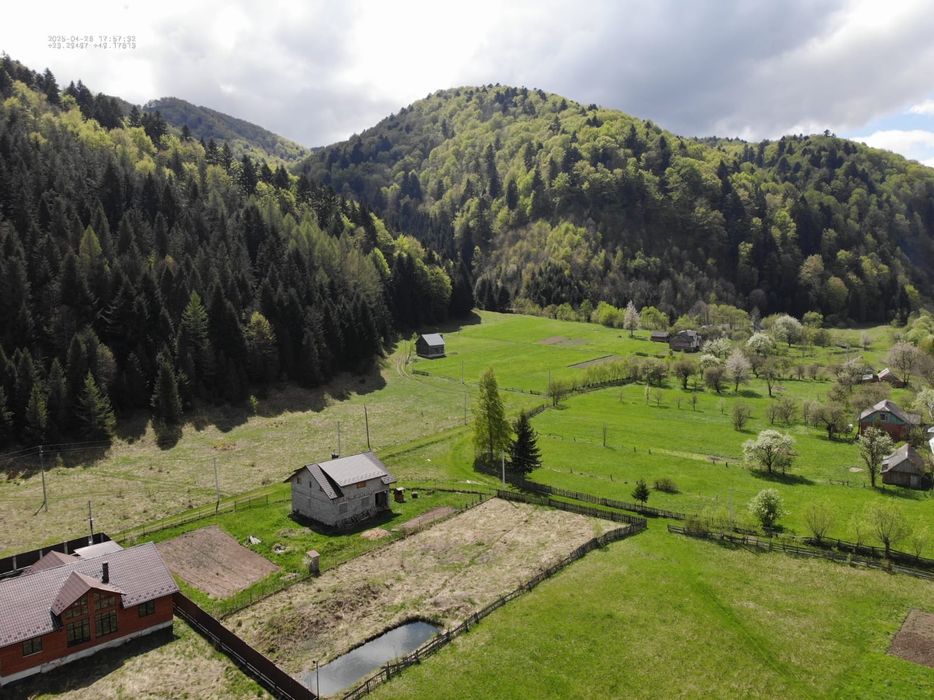 Земельна ділянка в Карпатах , річка , гори