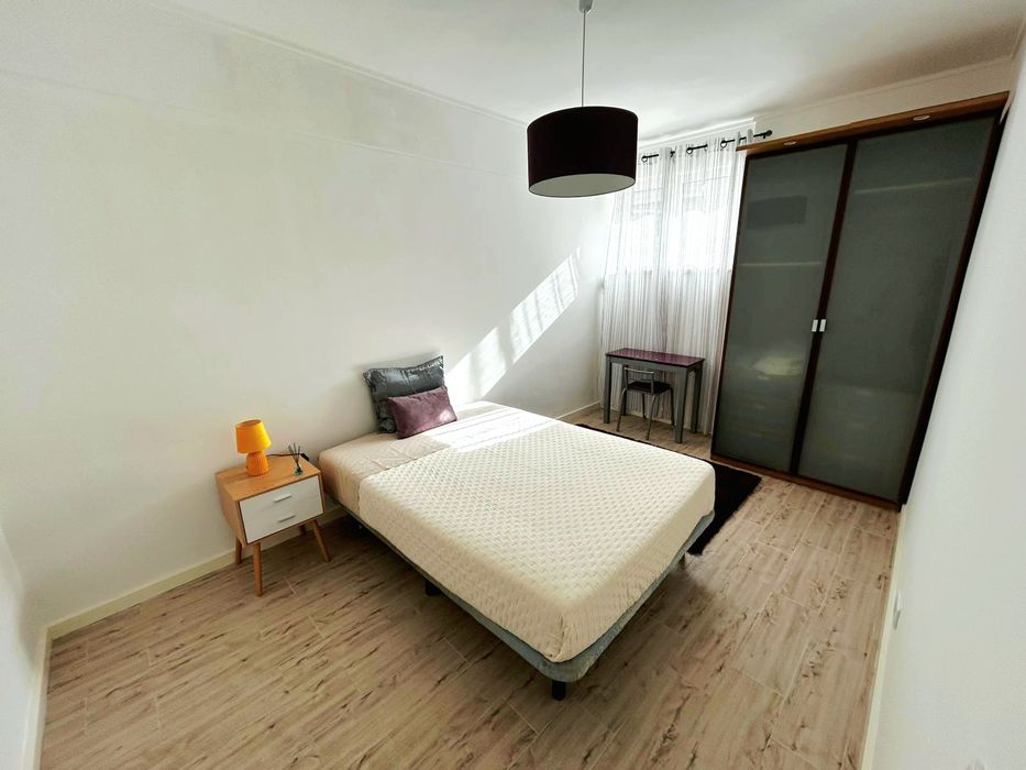 Quarto mobilado na Amadora