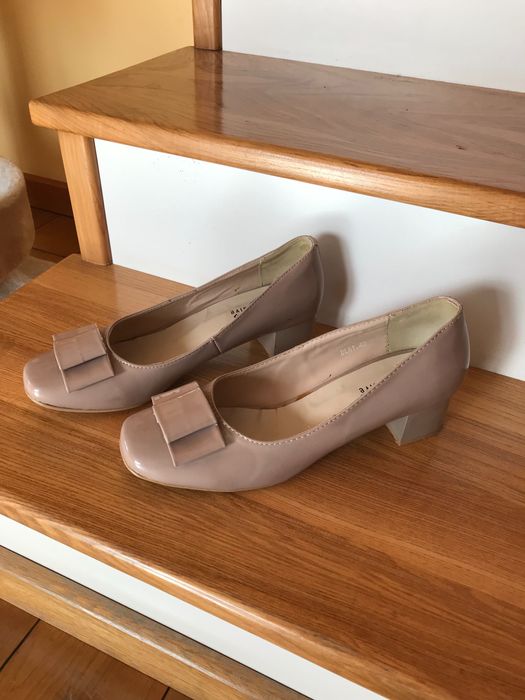 Buty lakierki. Na pomoc kotom bezdomnym.