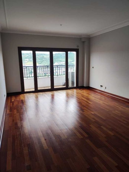 Arrendamento de apartamento T3 c/ dois lugares de parqueamento na Quinta do Almirante