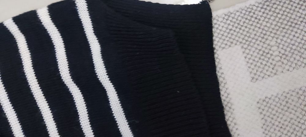 Sweter czarny w białe paski