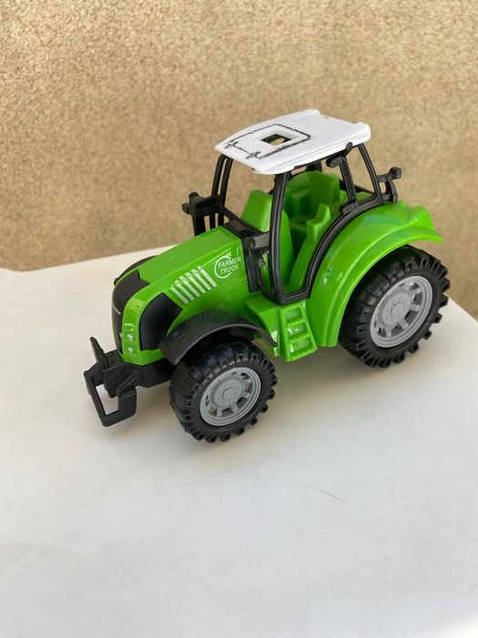 Trator de Brinquedo Verde - Usado em Bom Estado