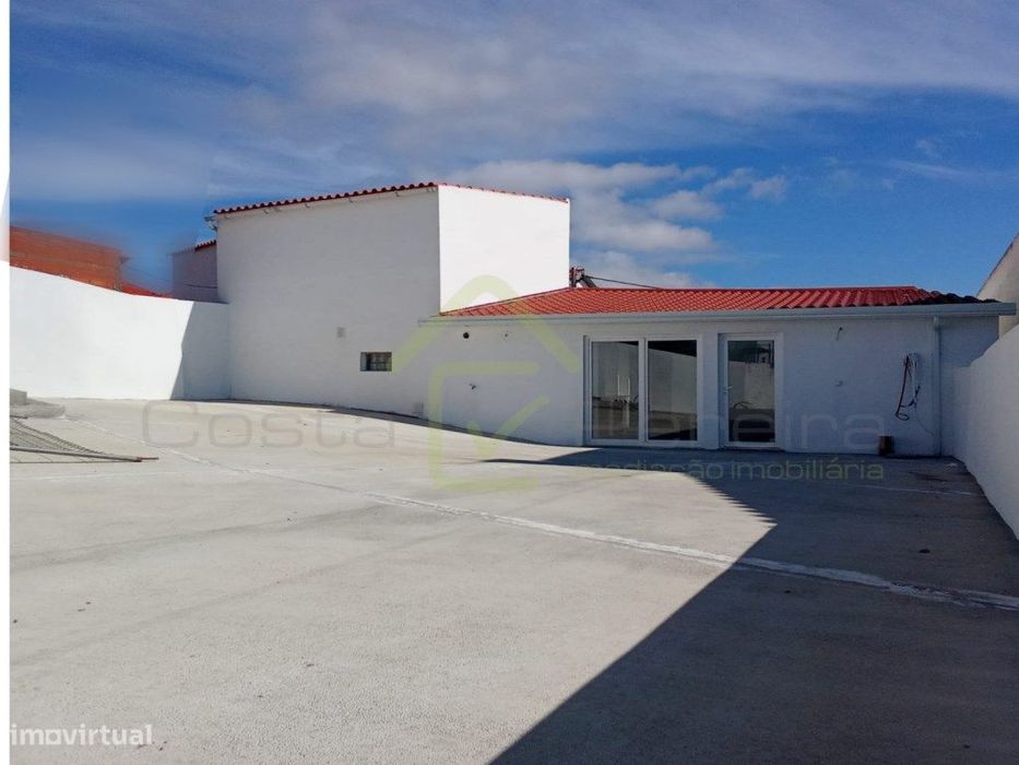 Moradia t3 com espaço exterior a minutos das praias