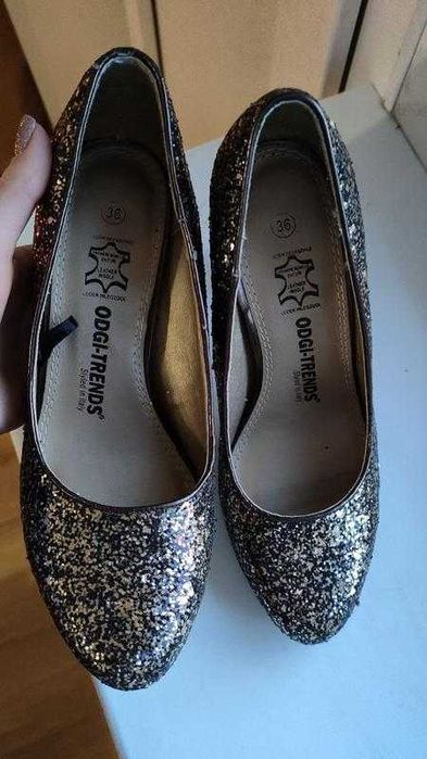 Сяючі туфлі 36 розмір