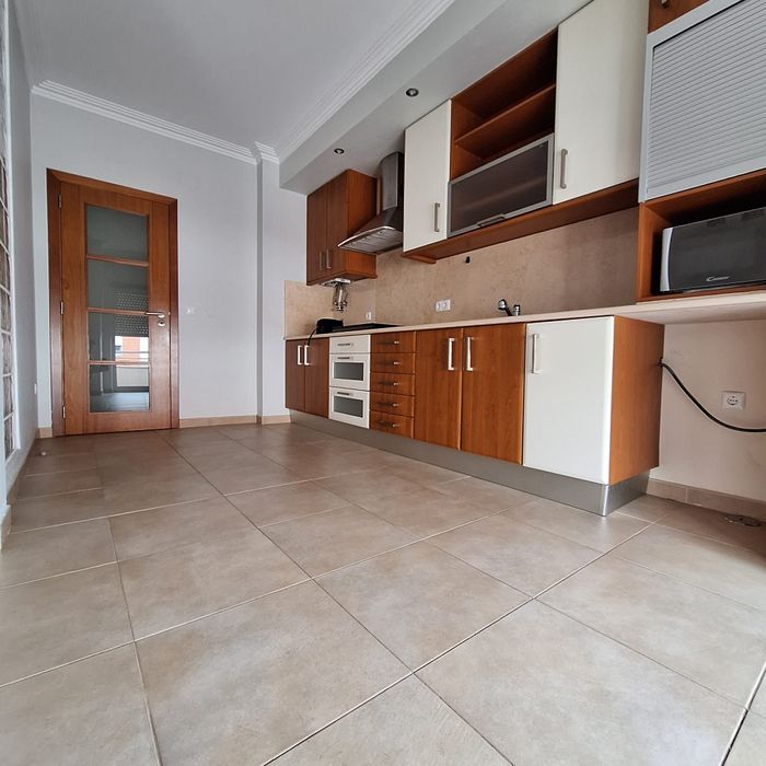 Apartamento T-2 +1,predio com elevador, piscina, zoma churrasco, park