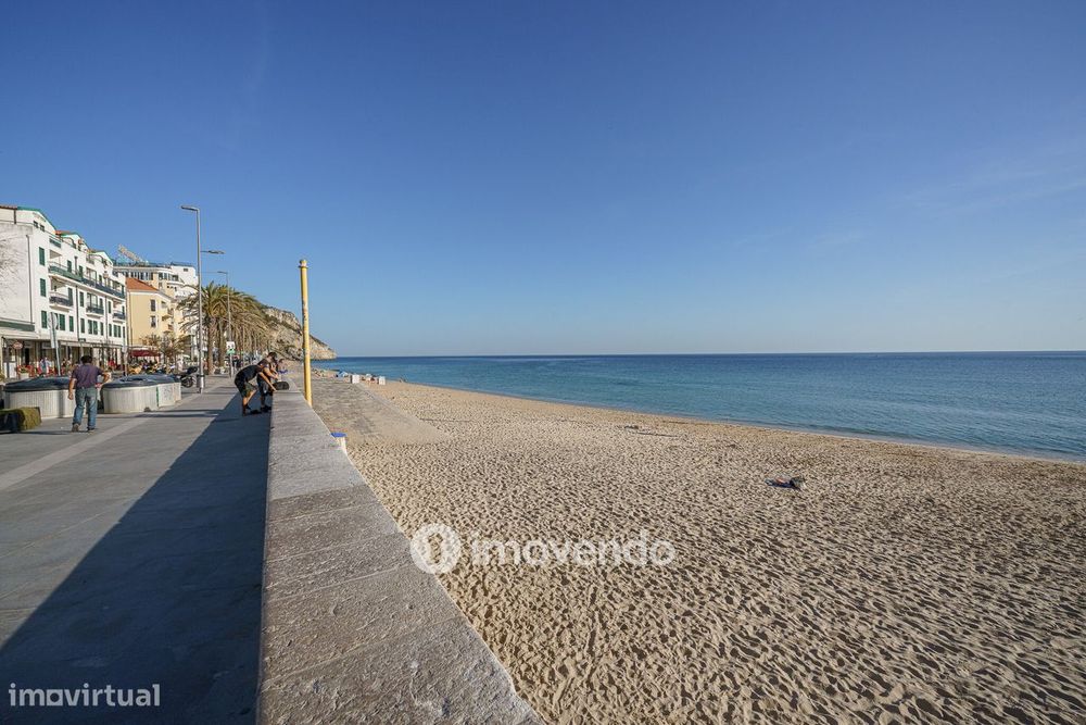 Apartamento T1 com varanda e a 200m da praia, no coração de Sesimbra