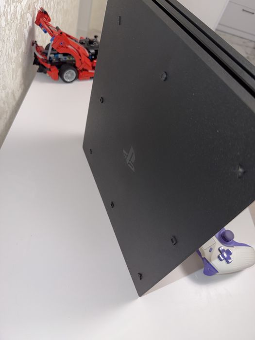 PlayStation 4 Pro 1TB Sony з двома джойстиками